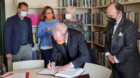 De izquierda a derecha, Fernando Rubiera, coordinador del Grupo RegioLAB; Carmen Benavides, decana de la Facultad de Econom�a y Empresa, Adriana y Geoffrey Hewings, e Ignacio Villaverde, rector de la Universidad de Oviedo