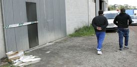 La Guardia Civil de Betanzos precint� la entrada de la nave en donde se encuentran las lanchas. 