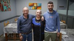 Antonio, Milagros e Iv�n, de Meson O Forno de Celanova, ganador del concurso de pinchos organizado por CHEA