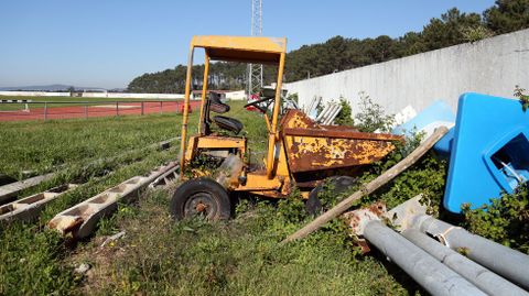 Mal estado de las instalaciones del campo de f�tbol y pistas de atletismo de A Alta en Pobra
