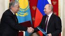 Los presidentes de Kazajist�n y Rusia, durante su reuni�n del lunes en Mosc�.