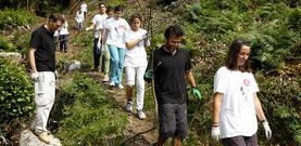 Los monitores y voluntarios que trabajan para recuperar el camino minero que lleva a Balar�s recibieron ayer la visita de Ovidio Rodeiro.