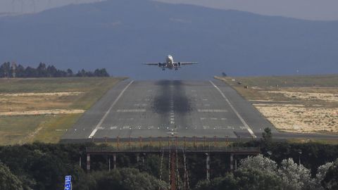 Un avión aterrizando en el aeropuerto Rosalía de Castro, en Santiago de Compostela