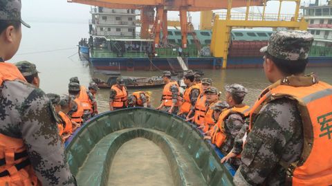 Equipos de rescate trasladab botes al r�o. 