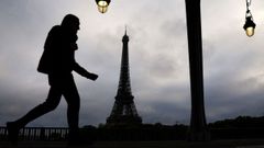 Un hombre camina por Par�s, cerca de la Torre Eiffel