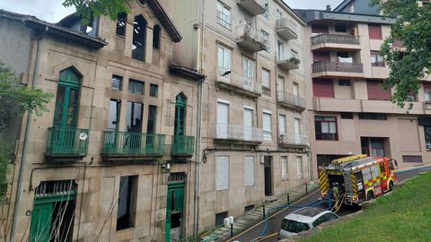 Los bomberos continuaban trabajando esta ma�ana en el incendio de la Casa de Ba�os de Outeiro.