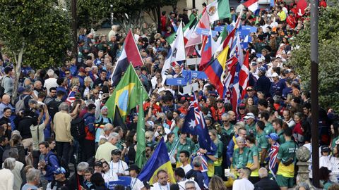 Desfile de banderas de los pases participantes en la inauguracin de la gran final de las Series Mundiales de triatln del 2023