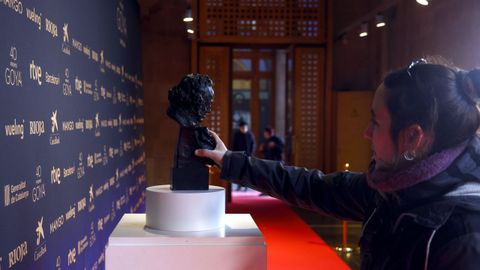 El Ayuntamiento de Barcelona ha instalado una estatuilla con motivo de la gala de los Goya que se celebrar� en la ciudad el 28 de febrero