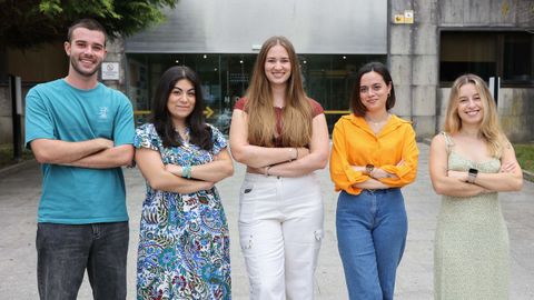 En el verano de 2025 llegaron al hospital de Cee cinco enfermeros de Andaluc�a, entre ellos Beatriz P�rez, la segunda por la derecha