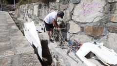 Félix Royo con los restos de su embarcación naufragada
