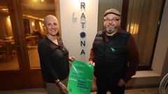 Isabel Morales, junto a Miguel Silvarredonda, ante el restaurante La Ratona, que ella abrió en Barizo a principios de mes