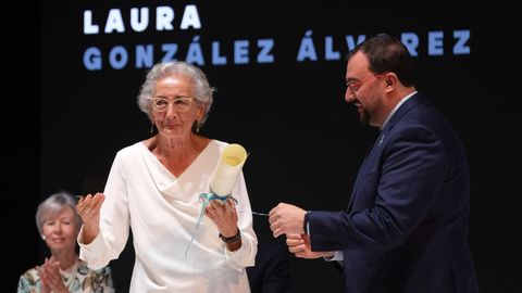 Laura Gonz�lez �lvarez, expresidenta dela Junta, reconocida con la Medalla de Asturias