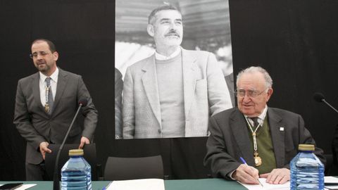 Alonso Montero no 2016, con Henrique Monteagudo, no acto de homenaxe en Outeiro de Rei � figura de Manuel Mar�a, polas Letras Galegas