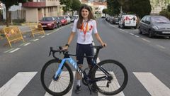 Alejandra Neira, con su bicicleta, en Compostela