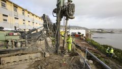 Operarios durante la excavaci�n  vertical para instalar las piezas de acero y mortero