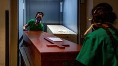 Dos trabajadoras de una funeraria de Barcelona trasladan f�retros con restos mortales de una v�ctima del covid