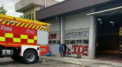 Este fin de semana aparecieron en las puertas de las cocheras del parque de bomberos unas enormes pintadas que llamaban pufero a Jcome y que le reclamaban el pago de las deudas que acumula con el personal. Duraron unas pocas horas, hasta que fueron borradas.