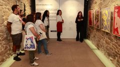 La artista Julia Lago (derecha) guio al pblico en el recorrido por su exposicin Unha montaa baixo o ro que se despide maana de la Casa Museo Mara Pita dentro de las actividades del ciclo Elas son Artistas.