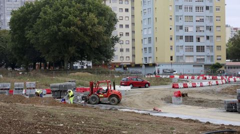 Trabajos en el entorno de la rotonda provisional de la calle Marqus de Santa Cruz, entre Caranza y O Bertn.