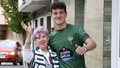 Tolla Izaguirre, protagonista del v�deo viral de despedida a los jugadores del Racing, junto a su nieto Roque