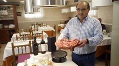 Jos� Luis Gonz�lez, due�o de la parrillada Santa Comba, mostrando su nuevo changurro de carne de wagyu