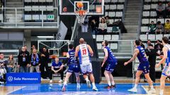 Barcello, Gal�n y Barrueta, atentos a un posible rebote, junto al p�vot local Larsen