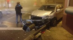 El coche tir� un sem�foro tras salirse de la v�a en una intersecci�n. 