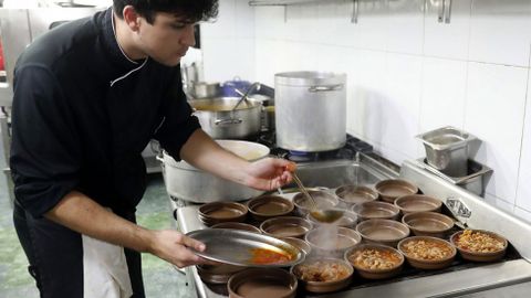 Men� del Desarme en la cocina de un restaurante de Oviedo.