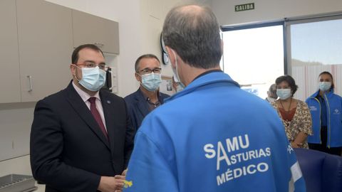 El presidente del Principado de Asturias, Adrin Barbn, en una reciente visita las dependencias del Servicio de Atencin Mdica Urgente (SAMU) en el HUCA