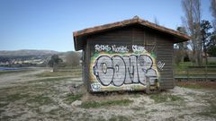 Una de las casetas de los socorristas de la playa de Barraa, en Boiro, est recubierta con pintadas.