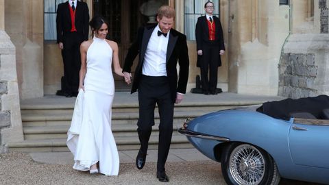 Meghan Markle escogi� como segundo vestido de novia un dise�o de Stella McCartney con unas l�neas sobrias, muy elegantes pero con un toque muy original. La combinaci�n de cuello alto y espalda al aire daba un toque de sensualidad a un vestido hecho en cr�pe de seda.
