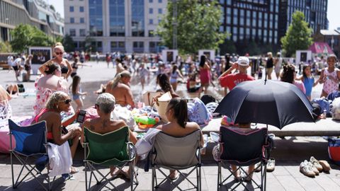 Varias personas toman el sol en Londres en el d�a de mayo m�s caluroso de la historia del Reino Unido, con temperaturas de hasta 35 grados.