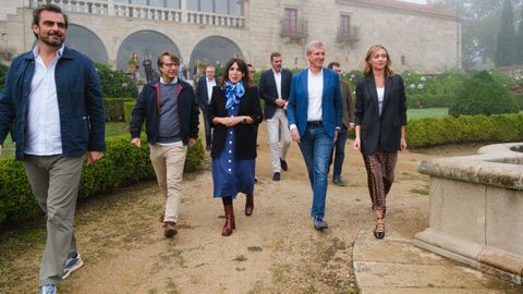 El preidente de la Xunta, Alfonso Rueda, con sus conselleiros, durante el encierro del pasado septiembre.