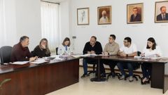 El alcalde, la interventora y la secretaria. A la derecha, los concejales de la oposici�n