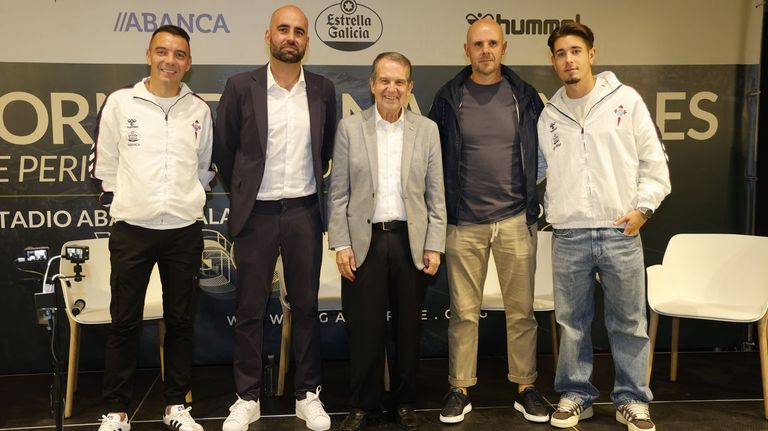 Iago Aspas, Claudio, Fredi y Meix�s, acompa�ados de Caballero, en la charla final de las Xornadas celebradas en Bala�dos.