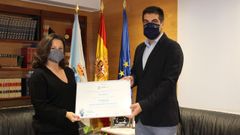 Raquel Rodr�guez recibe el diploma de Gabriel Al�n