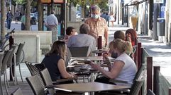 Clientes con mascarilla en una terraza de la calle Cardenal, en Monforte