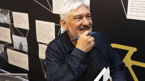 Fran Alonso, asinando exemplares de �C�ncara�