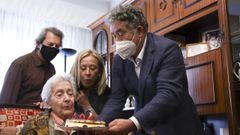 El alcalde, Fern�ndez Lores, invit� a  Rosa Mar�a Conde a soplar las velas en la tarta de su 104 aniversario