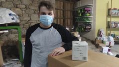 Un trabajador de Comercial Mida con una de las mascarillas que la empresa distribuy� en grandes cantidades a principios de este a�o