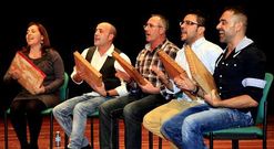 <span lang= es-es >Trabajo etnogr�fico</span>. Las Cantareiras e Cantareiros de Arume emplear�n instrumentos casi olvidados, como el pandeiro cadrado, y otros elementos empleados tradicionalmente, como los sachos.