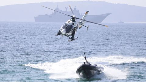 El grupo de combate zarp� de Vigo tras participar en la Revista Naval.