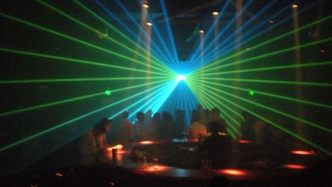 El famoso rayo l�ser en la discoteca Ink, en Nar�n