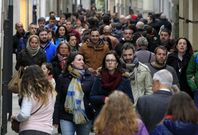 Turistas y mari�anos atestan calles y plazas de la comarca, como esta de Viveiro. 