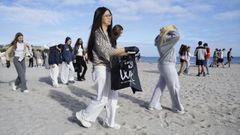 Voluntarios recogiendo basura en la playa de Riazor con motivo del D�a de los Oc�anos