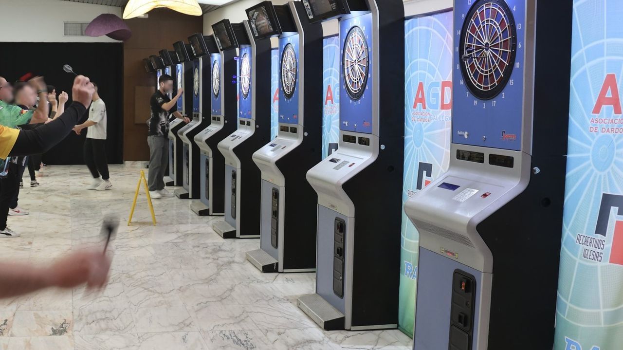 Un año de cárcel para un directivo por apoderarse de 30 máquinas de dardos coreanas y 32.000 euros de la recaudación en Vigo