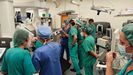Personal sanitario, con el robot quirúrgico instalado en el HUCA