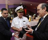 Dos matrimonios esperaron en el puerto a una pareja que conocieron de emigrantes en Alemania y que ayer llegaron a nuestra ciudad en el crucero �Aida Diva�, donde el capit�n recibi� al presidente de la Autoridad Portuaria al tratarse de su primera escala en A Coru�a. 