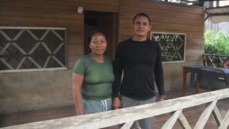 Victoria, con su marido, Armando, en la casa de San Mart�n en la que reciben a turistas.