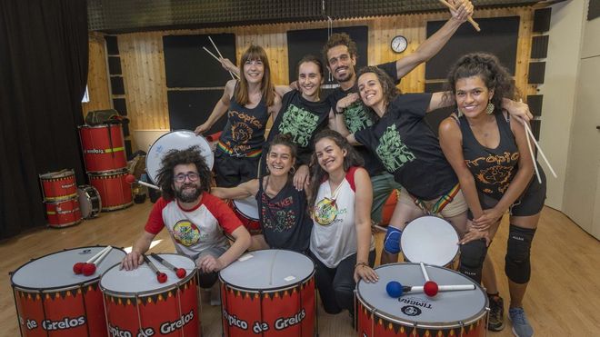 Parte de los miembros de la�Asociaci�n cultural de percusi�n afrobrasile�a Tr�pico de Grelos durante un ensayo. De izquierda a derecha, en la primera fila: Dani, Alenya y Eva. En la segunda, de pie: Cris, Mari�a, Adri�n, Bea y Kenlly.